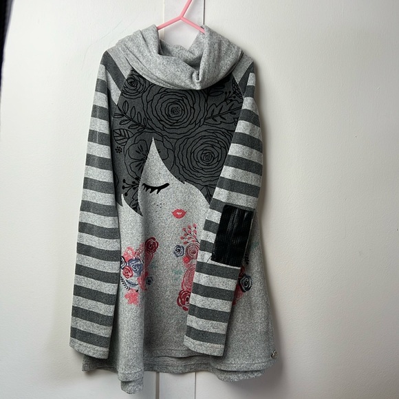 Girls Cowl Neck Dress with striped sleeves and face - Picture 5 of 7